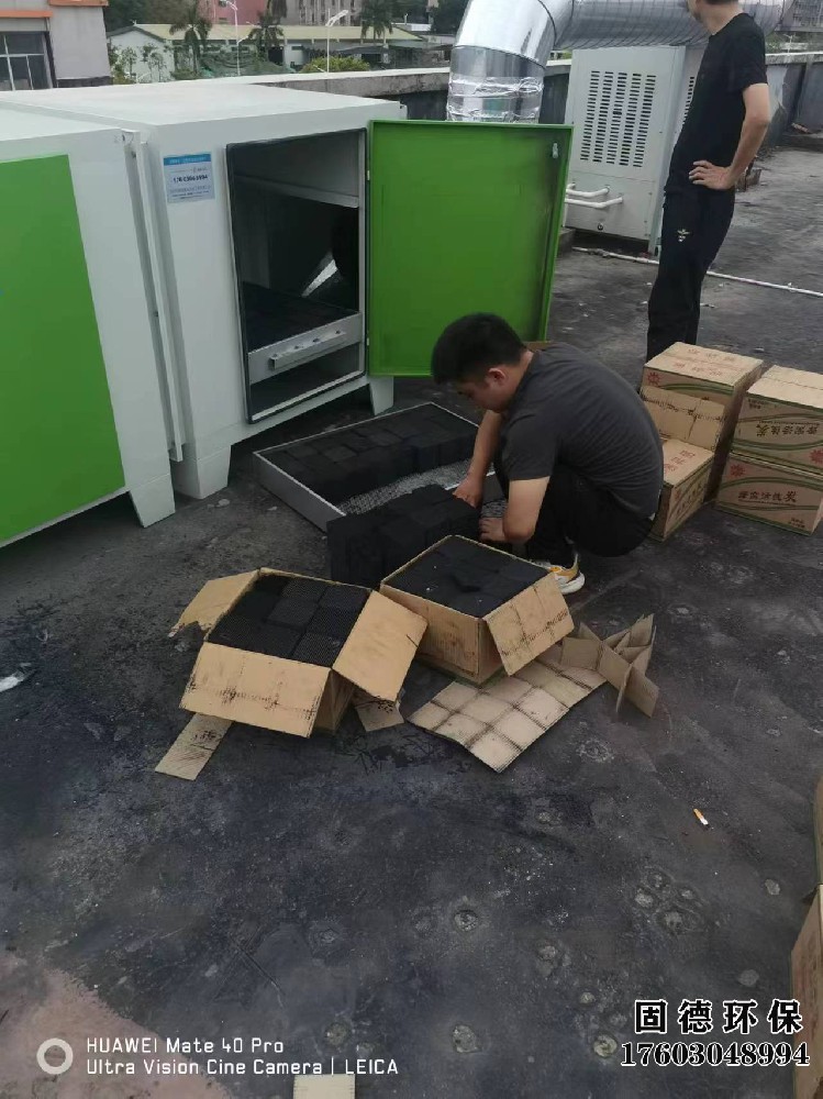 活性炭換碳服務(wù)，幫客戶(hù)活性炭箱換碳，活性炭箱設(shè)備